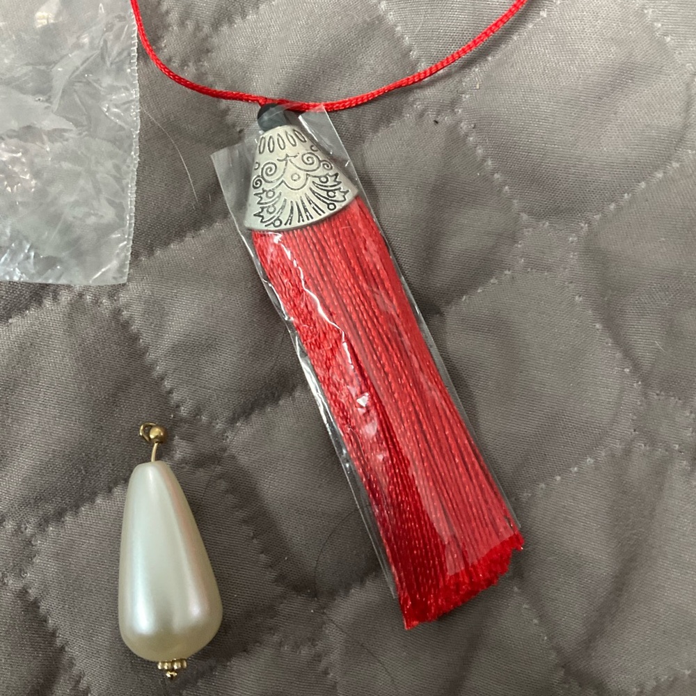 ⭐️ 10-4-$10 - Elegant Red & Pearl Tassel